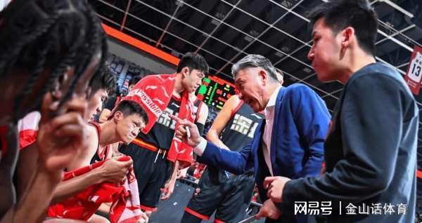 pp电子-不容易！56岁老帅，3年3次“下课”，如今再度掌印，率队打进前8