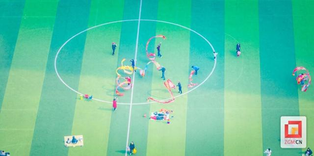 pp电子官网-晒着太阳动起来！檀木林体育馆的冬日市井健身图|自贡|羽毛球|自贡市|四川省|门球_新浪新闻