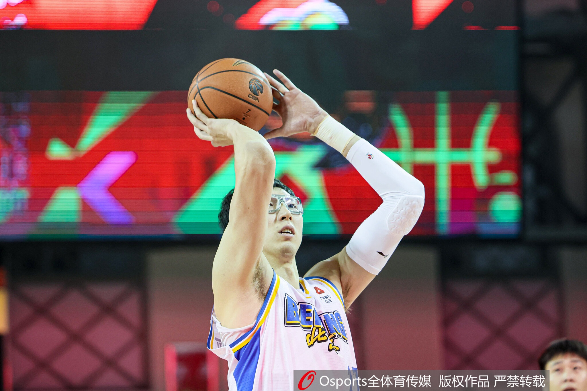 pp电子试玩-直接对位！周琦半场7分5板1助1帽VS王哲林10分10板2助&amp;6前场板